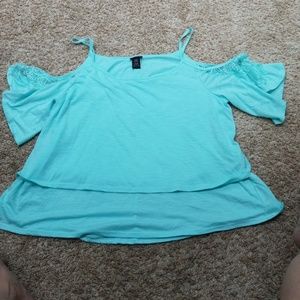 NWOT Torrid Sz 1 Cold Shoulder shirt w/ lace trim